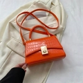 Sac orange vif avec texture crocodile, fermoir doré et poignée tressée élégante - Orange