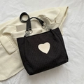 Bolso tote de lona negra texturizada con parche de corazón crema y cadena de plata - Negro