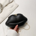 Unieke zwarte lipvormige crossbodytas met glanzende textuur en gouden ketting - Zwart