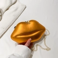 Lipvormige crossbodytas in metallic bronsgoud met een fijne goudkleurige kettingriem - Oranje