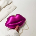 Sac à main magenta métallisé en forme de lèvres avec bandoulière chaîne dorée - Violet Rose