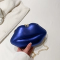 Pochette en forme de lèvres violet bleu métallisé avec bandoulière chaîne dorée chic - Bleu