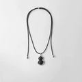 Pendentif gourde en ébène avec cadre argenté sur cordon noir minimaliste chic - Style de Gourde