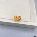 Mehrlagiger vergoldeter Ring mit bunten Emaille-Punkten im minimalistischen Wellen-Design - Emaille-Punkt Ring / Gold