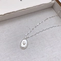 Zilveren ketting met ovale 3D roos hanger en fijne schakelketting op zachte stof - Ketting