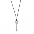 Détail d'un pendentif clé en argent poli sur un long cordon noir au style minimaliste - Argenté
