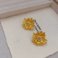 Details von goldenen Gänseblümchen-Ohrringen mit Zirkonia und Silikon-Verschluss - Gold