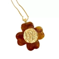 Collar con colgante de trébol de cuatro hojas de resina marrón y relieve floral dorado - Estilo de Trébol con Textura de Ámbar