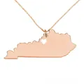 Dettaglio della collana con mappa del Kentucky in oro rosa e cuore traforato - Oro rosa
