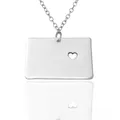 Vue détaillée du pendentif rectangulaire argenté avec cœur évidé sur le collier Nebraska - Argent