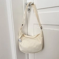 Bolso bandolera de media luna en nylon blanco crema con correa ajustable y colgante - Blanco