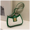 Détail macro du sac bicolore vert et blanc avec surpiqûres matelassées et fermoir doré - Vert