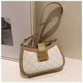 Détail du sac bandoulière patchwork beige et blanc avec motif matelassé et boucle dorée - Kaki