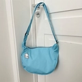 Bolso bandolera de nailon azul cielo en forma de media luna con colgante de cachorro - Azul