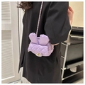 Dettaglio borsa a tracolla viola a forma di coniglio con catena dorata e trama trapuntata - Viola