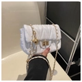 Nahaufnahme weiße gesteppte Handtasche mit goldenem Drehverschluss und Metallkugel - Weiß