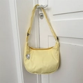 Bolso bandolera de nailon amarillo claro minimalista con correa ajustable y colgante - Amarillo