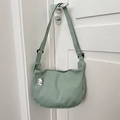 Bolso bandolera minimalista en pana verde menta con colgante de perro blanco - Verde