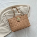 Elegante bolso tote acolchado color canela con costuras de rombos y cadenas doradas para mujer - Caqui