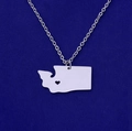 Collana in acciaio inox argento mappa dello stato di Washington con cuore e catena a O - Argento