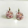 Pendientes vintage de bronce con coloridos motivos florales bajo cúpula de vidrio - Bronce