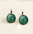 Boucles d'oreilles vintage en bronze avec motif plume de paon sous verre bombé - Plume de Paon Bronze