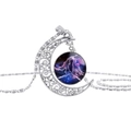Detail van zilveren halve maan ketting met sterrenhemel edelsteen en engel motief - Tweelingen