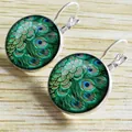 Boucles d'oreilles dormeuses avec base en métal argenté et motif plume de paon - Plume Argent