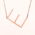 Collar minimalista de acero inoxidable en oro rosa con colgante geométrico de la letra E - Oro Rosa E