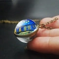 Nahaufnahme der Van Gogh Sternennacht Glaskuppel Kette mit Bronze-Anhänger - Sternennacht über der Rhone