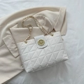 Bolso tote acolchado blanco con cadena dorada y diseño de costura geométrica - Blanco