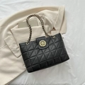 Bolso tote de cuero negro acolchado con cadena dorada y cierre giratorio de metal - Negro