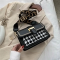 Bolso bandolera de moda en cuero negro y pata de gallo con correa ancha de jacquard - Negro (7968)
