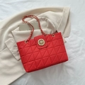 Bolso acolchado rojo con correa de cadena dorada y elegante hebilla floral de metal - Rojo