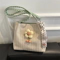 Borsa tote in paglia con manici verdi, ciondolo a fiore e nastro di seta a motivi - Verde