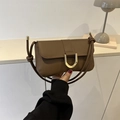 Braune Vintage-Baguette-Tasche aus Leder mit goldener Hufeisenschnalle und Knotengurt - Braun