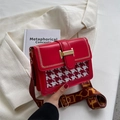Bolso bandolera rojo con tejido de pata de gallo y correa ancha de jacquard estampada - 7968 Rojo