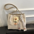 Borsa tote in paglia intrecciata beige con ciondolo a fiore e accessorio in seta - Cachi