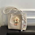 Borsa tote in paglia beige con fiore 3D giallo e nastro geometrico sul manico - Bianco Sporco
