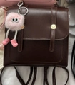 Sac à dos rétro marron foncé pour femme avec détails dorés et pendentif monstre rose - Avec Pendentif / Marron