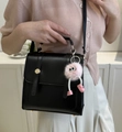 Sac bandoulière noir minimaliste en cuir avec un charmant monstre en peluche rose - Avec Pendentif / Noir