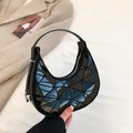 Sac bandoulière demi-lune noir brillant avec motif géométrique triangulaire moderne - Noir
