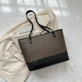 Bolso tote retro con estampado geométrico marrón y detalles en cuero negro elegante - Negro