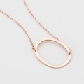 Collar minimalista de oro rosa con colgante ovalado hueco y cadena fina de acero inoxidable - Oro Rosa O