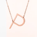 Elegante collar de acero inoxidable oro rosa con un colgante de letra P minimalista - Oro Rosa P