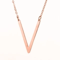 Collar de acero inoxidable oro rosa con un gran colgante geométrico de la letra V - Oro Rosa V