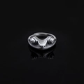 Nahaufnahme des Vintage-Froschrings mit detaillierter Silberstruktur und Karneol-Stein - Geschlossene Augen Stil / Silber
