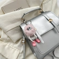 Sac bandoulière argenté en PU avec charme de monstre en peluche rose et fermoir doré - Avec Pendentif / Argent