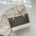Bolso tote retro con monograma en crema y marrón con patrones circulares vintage - Blanco