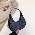 Sac à bandoulière croissant lumineux avec motif triangle géométrique en noir réfléchissant - Violet